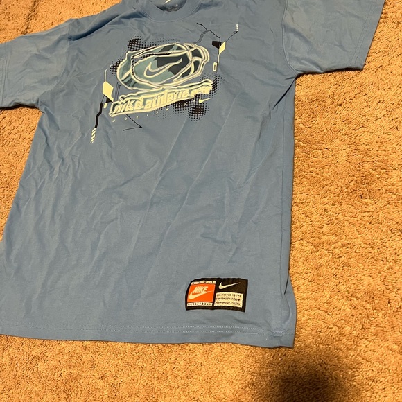 Nike tee - Picture 1 of 4